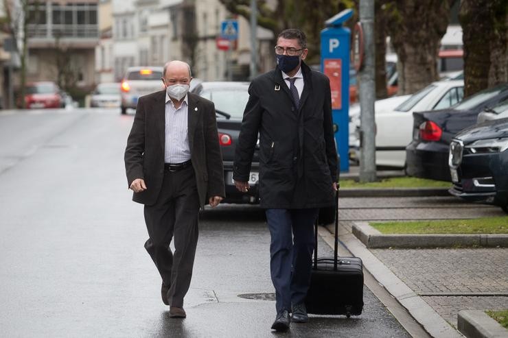 O expresidente da Confederación Hidrográfica Miño-Sil (CHMS) e exconcelleiro de Urbanismo de Lugo, Francisco Fernández Liñares (e), e o seu avogado, Evaristo Nogueira, á súa chegada á Audiencia Provincial de Lugo para sentar no banco 