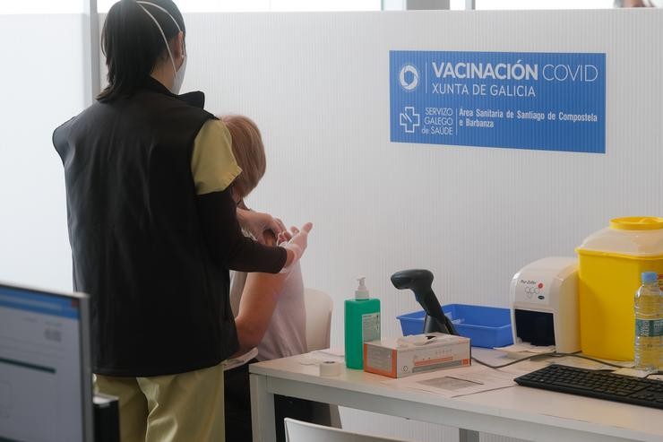Un sanitario administra a primeira dose da vacina AstraZeneca contra a COVID-19 na Cidade da Cultura de Santiago / César Argina