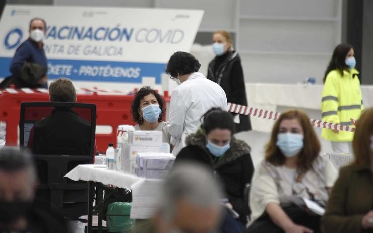 Profesionais sanitarios participan na primeira vacinación masiva levada a cabo no Ifevi, en Vigo / Europa Press.  / Europa Press