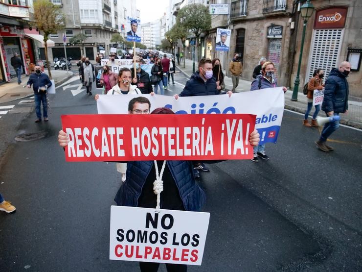 Arquivo - Varias persoas participan nunha manifestación para esixir un rescate do sector da hostalaría no Parque A Alameda de Santiago de Compostela, na Coruña (España), a 13 de marzo de 2021. A protesta é convocada pola Plataforma Na Defe. César Arxina - Europa Press - Arquivo