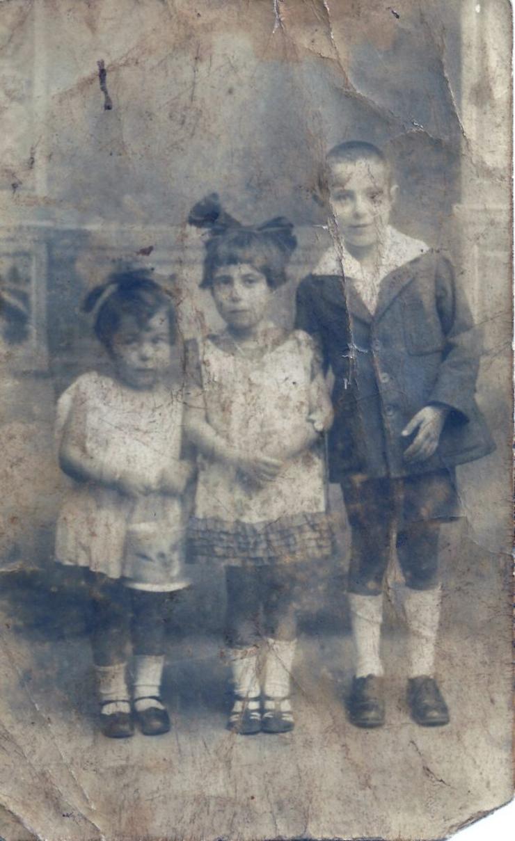 Foto do fusilado republicano José Darriba coas súas irmás / Foto cedida por Alicia Garrido.