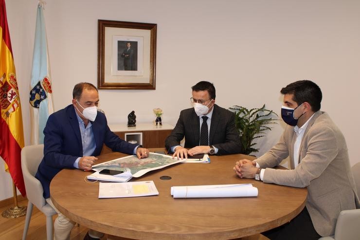 Reunión do conselleiro de Medio Rural, José González, e o alcalde de Arnoia, Rodrigo Aparicio. XUNTA / Europa Press