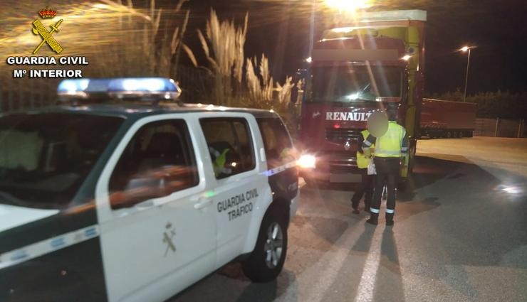 Camión interceptado nun control da Garda Civil en Vigo. GARDA CIVIL / Europa Press