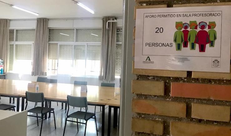 Cartel indicando a limitación de capacidade da sala de profesores nun centro educativo / Europa Press.