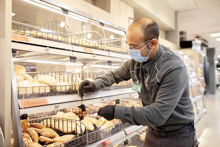 Traballador de Mercadona nun supermercado de València. MERCADONA / Europa Press