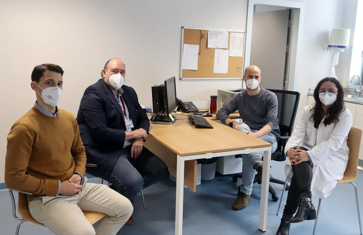 O doutor Oliveirais (segundo pola esquerda), con parte do equipo da nova unidade de prevención do suicidio da área Sanitaria de Vigo. SERGAS / Europa Press