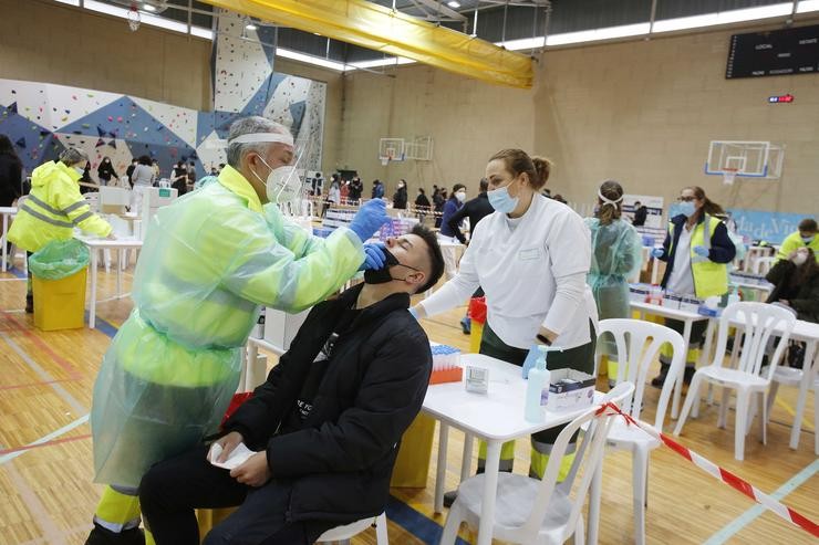 Un traballador sanitario realiza un test de covid a un estudante da Universidade de Vigo. Marta Vázquez Rodríguez - Europa Press 