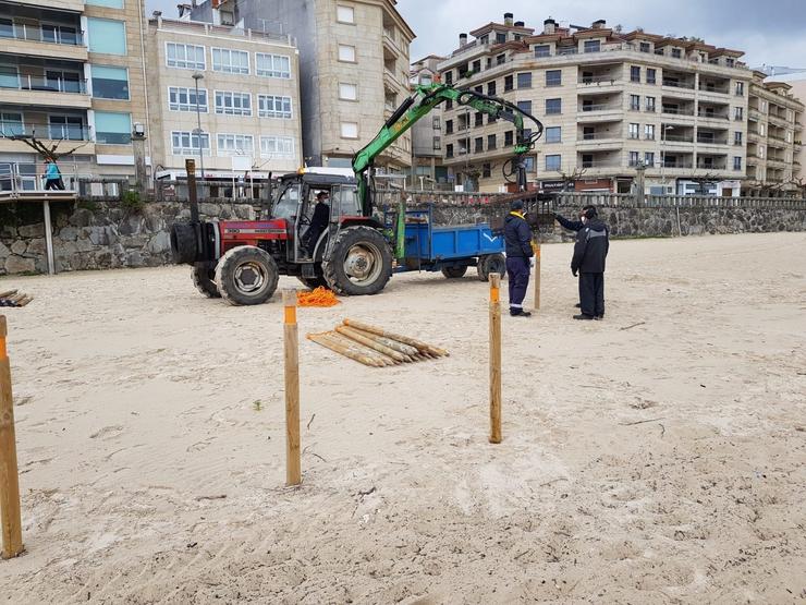Retirada das estacas e as cordas das parcelas da praia de Silgar, en Sanxenxo (Pontevedra).. CONCELLO DE SANXENXO 