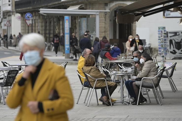 Varias persoas na terraza dun restaurante, na Coruña, Galicia (España), a 19 de marzo de 2021. A Coruña atópase no nivel medio de restricións, no que a hostalaría pechará ás 21 horas como en toda a comunidade, pero o aforamento no. M. Dylan - Europa Press 