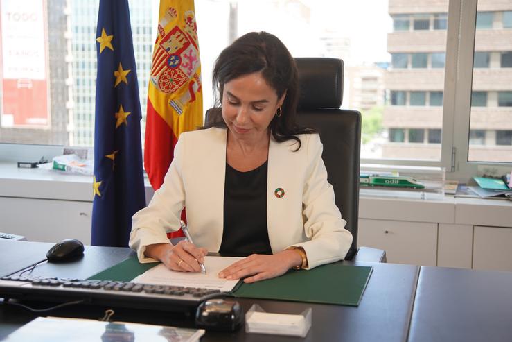 Arquivo - A presidenta de Adif, Isabel Pardo de Beira, asina os acordos marco polos que Renfe, Ilsa e SNCF empezarán a competir no AVE en decembro. ADIF - Arquivo / Europa Press