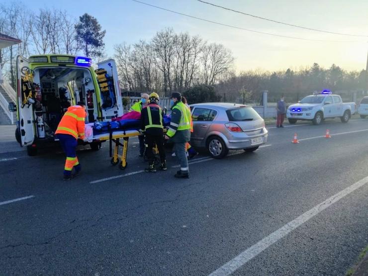 Accidente por colisión de dous turismos na estrada OU-101.. GARDA CIVIL 
