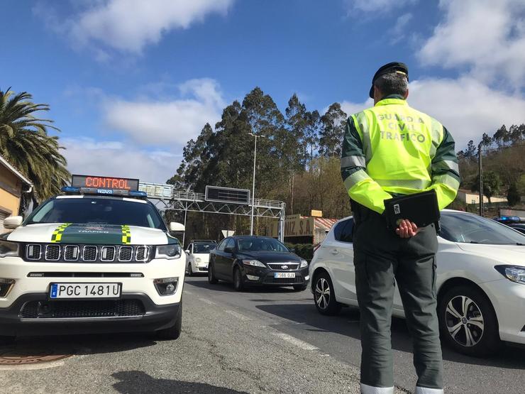 Control da Garda Civil na ponte de San José en Galicia.. GARDA CIVIL