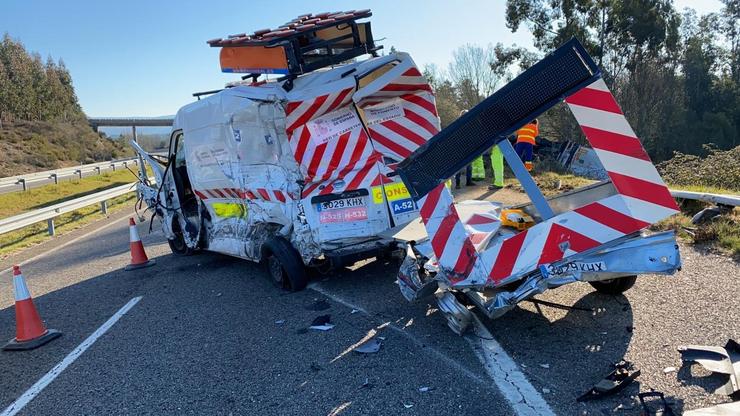 Furgón de conservación de estradas contra o que chocou un camión na A-52 en Riós (Ourense).. GARDA CIVIL 
