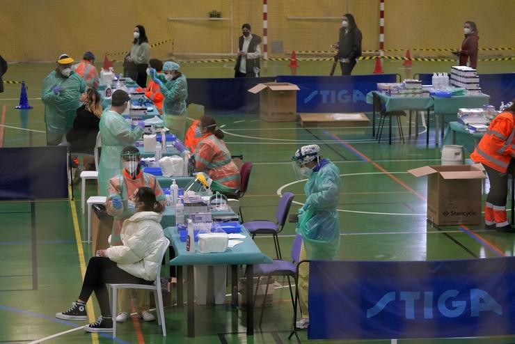 Dispositivo onde realizan tests de antígenos a estudantes universitarios da Universidade de Santiago, en Santiago de Compostela, A Coruña, Galicia (España), a 1 de marzo de 2021. Este dispositivo únese aos que se están levando a cabo noutros punt. Álvaro Ballesteros - Europa Press 