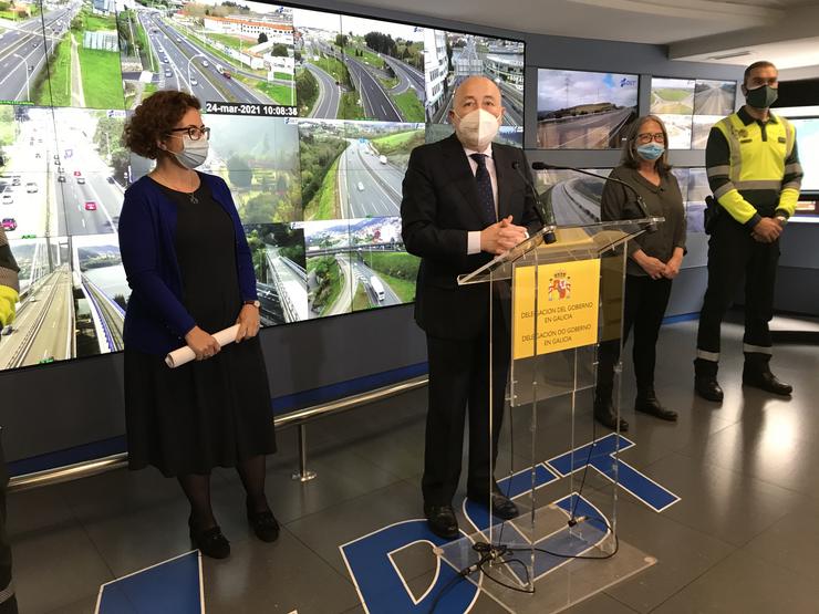 O delegado do Goberno, Javier Losada, explica no Centro de Xestión de Tráfico do Noroeste a reforma do sistema de carné de conducir por puntos. DELEGACIÓN DO GOBERNO EN GALICIA 