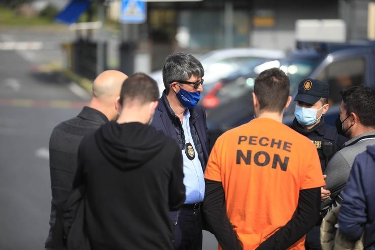 Varios axentes con traballadores nas inmediacións da fábrica de Alu Ibérica na Coruña no marco dun operativo policial. M. Dylan - Europa Press 
