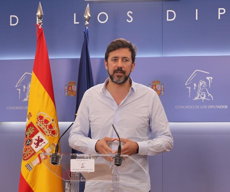 O deputado de Unidas Podemos, Antón Gómez Reino, intervén nunha rolda de prensa anterior a unha Xunta de Portavoces no Congreso dos Deputados, en Madrid (España), a 9 de marzo de 2021.. EUROPA PRESS/M.FERNÁNDEZ. POOL - Europa Press / Europa Press