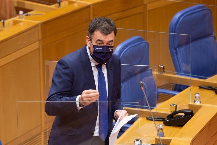 O conselleiro de Cultura, Educación e Universidade, Román Rodríguez, durante o pleno. XUNTA