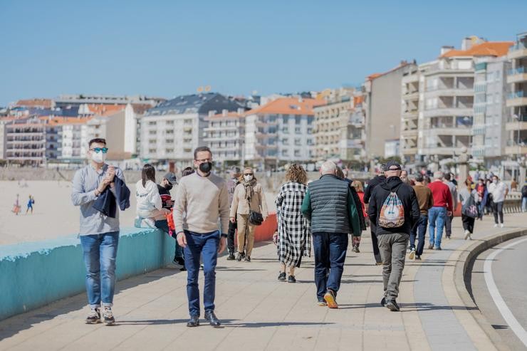 Varias persoas pasean polo paseo marítimo de Sanxenxo, Pontevedra, Galicia (España) durante a ponte de San José. Beatriz Ciscar - Europa Press / Europa Press