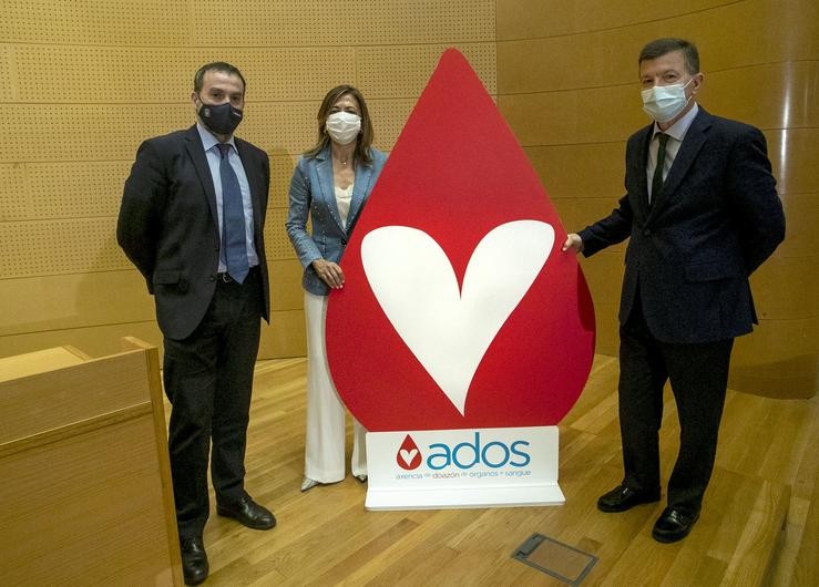 O director xeral de Asistencia Sanitaria, Jorge Aboal;  e a directora da Axencia de Doazón de Órganos e Sangue, Marisa López, presentan o balance de doazóns  / CONCHI PAZ