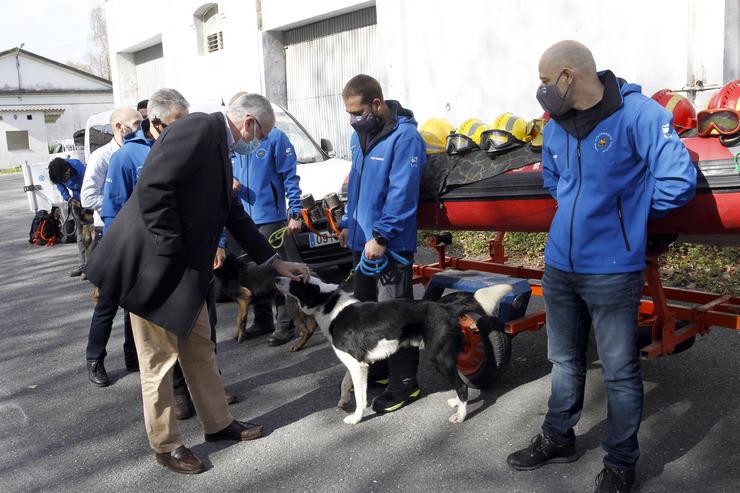 Santiago Villanueva visita a asociación de cans de rescate / Europa Press
