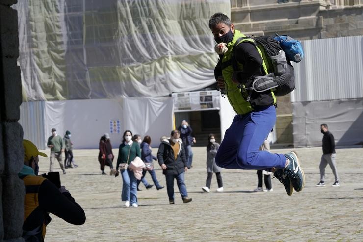 Un peregrino fotográfase saltando na Catedral de Santiago durante a ponte de San José, en Santiago de Compostela.. Álvaro Ballesteros - Europa Press 