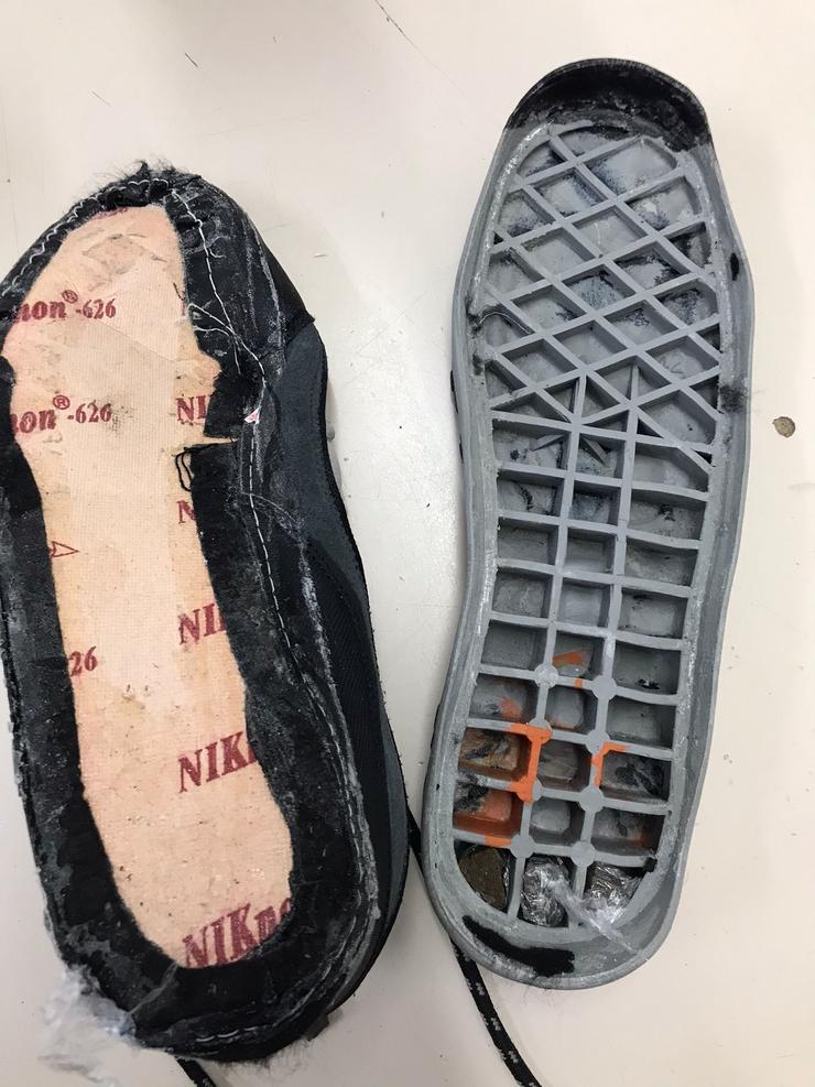 Zapatillas deportivas nas que acharon cocaína oculta no cárcere coruñés de Teixeiro.. GARDA CIVIL 