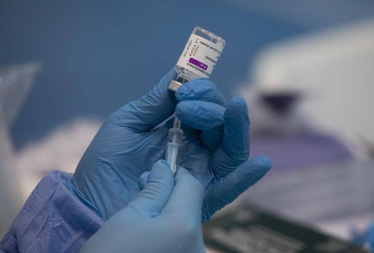 Unha profesional sanitaria sostén unha xiringa cun viario da vacina contra a COVID-19 de AstraZeneca 
