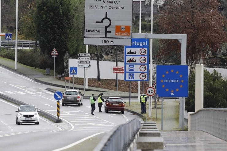 Axentes da Policía portuguesa na fronteira Galicia-Portugal zona de Goián-Vilanova de Cerveira, en Pontevedra 