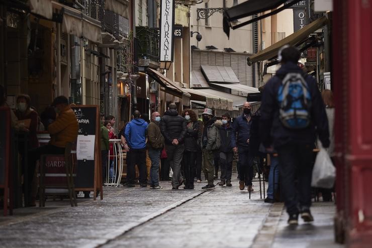 Arquivo - Transeúntes pasean por unha rúa de Pamplona protexidos con máscara debido á crise sanitaria do Covid-19, en Pamplona, Navarra, (España), a 11 de outubro de 2020.. Eduardo Sanz - Europa Press - Arquivo 