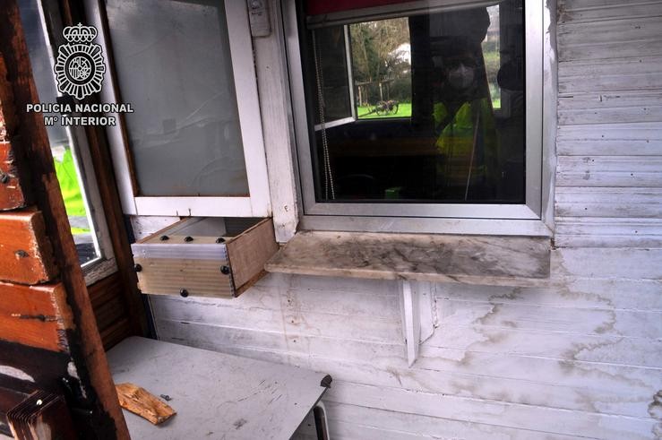 Sistema de caixón dispensador para entregar a droga interceptado nun asentamento en Narón (A Coruña).. POLICÍA NACIONAL / Europa Press