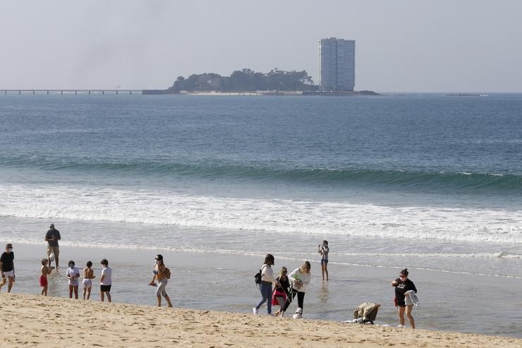 Varias persoas na praia de Samil / Marta Vázquez Rodríguez - Europa Press.