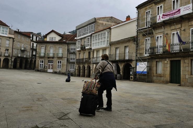 Unha persoa camiña por unha das rúas de Ribadavia o día da entrada en vigor de novas medidas e do peche perimetral do concello debido á crise do Covid-19, a 14 de novembro de 2020 