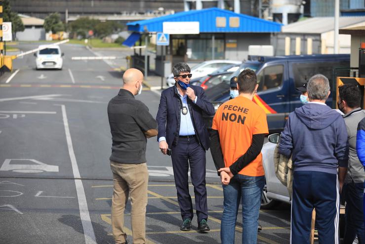 Varios axentes con traballadores nas inmediacións da fábrica de Alu Ibérica na Coruña, Galicia (España), a 4 de marzo de 2021.. M. Dylan - Europa Press / Europa Press