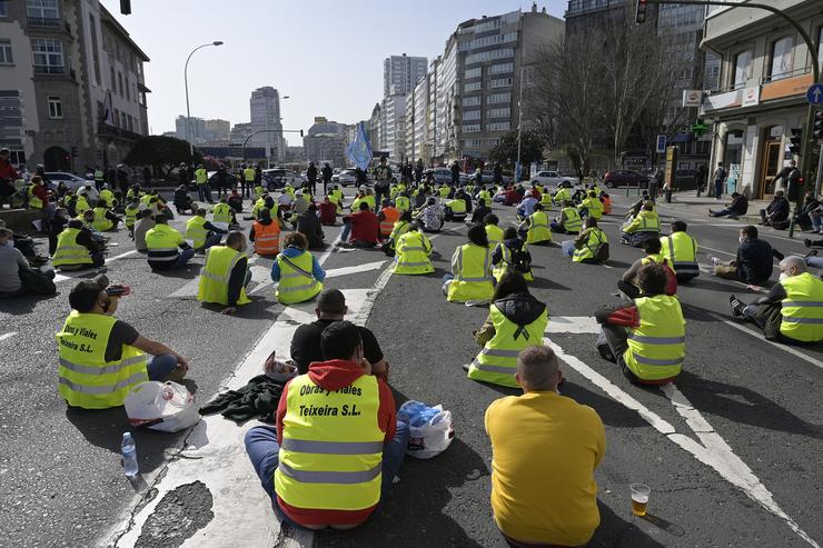 Traballadores de ENCE Pontevedra e transportistas de madeira protagonizan unha sentada ante a Delegación do Goberno en Galicia. M. DYLAN / Europa Press