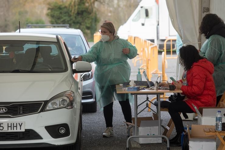 Unha traballadora sanitaria atende a unha persoa que acudiu a realizarse un test de antíxenos de Covid-19 nun dispositivo organizado nunha carpa en Monforte de Lemos, Lugo / Carlos Castro - Europa Press. / Europa Press