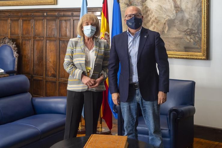 A presidenta de CEO, Marisol Novoa, e o seu homólogo na Deputación de Ourense, Manuel Baltar, no marco da reunión. ALBERTE PAZ GARZA 