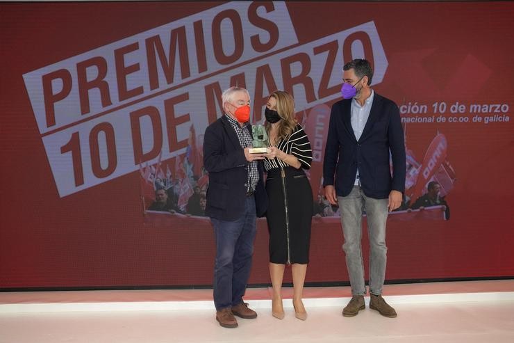 O pai de Yolanda Díaz e ex dirixente de CCOO, Suso Díaz e a ministra de Traballo pousan co Premio 10 de marzo, entregado polo secretario xeral de CC.OO. En Galicia, Ramón Sarmiento, en Santiago. Álvaro Ballesteros - Europa Press / Europa Press