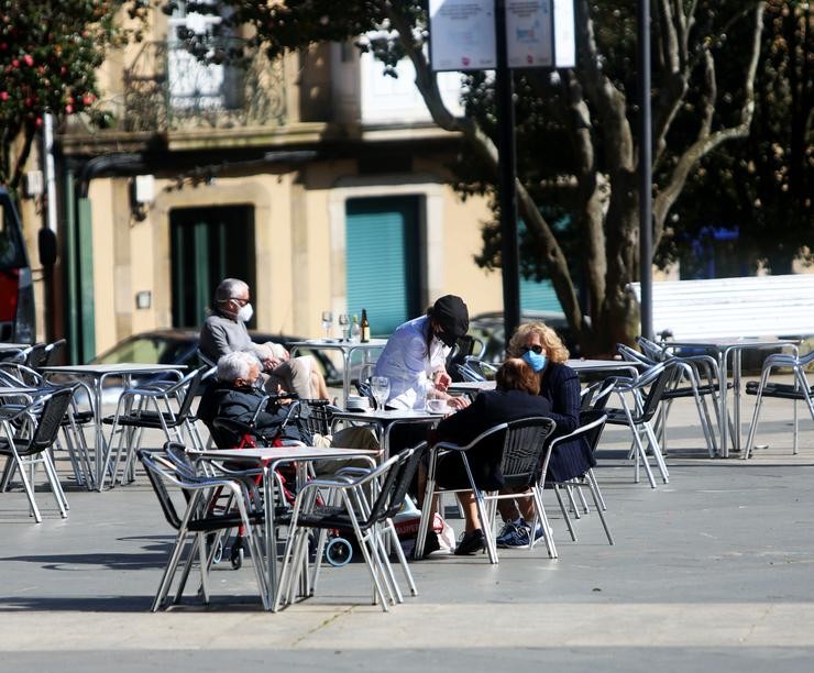 Comensais gozan na terraza dun restaurante cun 30% de aforamento permitido na área sanitaria de Ferrol, A Coruña, Galicia (España), a 5 de marzo de 2021. O comité clínico da Xunta de Galicia decidiu levantar as restricións especiais o. Mero Barral - Europa Press 