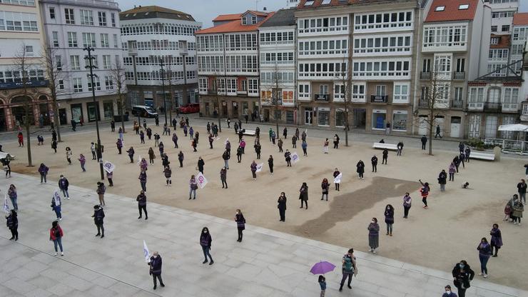 Concentración polo 8M en Ferrol, unha das mobilizacións marcadas pola pandemia , con distancia de seguridade e máscara. BNG FERROL 