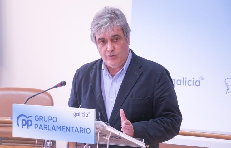 O portavoz parlamentario do PPdeG, Pedro Puy, en rolda de prensa. PPDEG