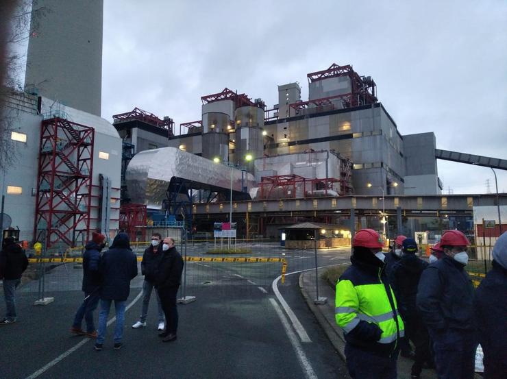 Corte ao acceso á central térmica. / Europa Press