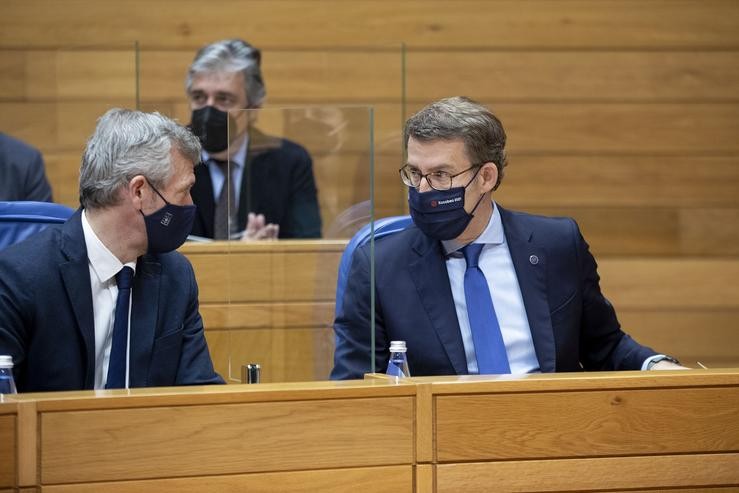 Feijóo conversa con Alfonso Rueda no Parlamento.. ANA VARELA