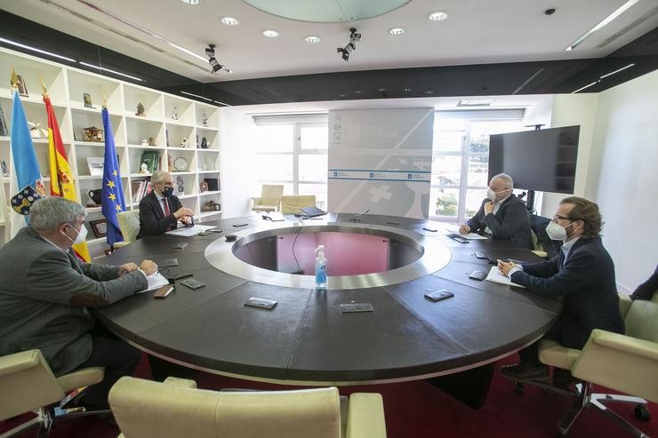 O vicepresidente económico da Xunta, Francisco Conde, reúnese co Clúster da Madeira 