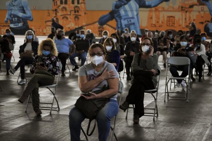 Fila de pacientes que esperan sentados tras recibir a primeira dose da vacina AstraZeneca no recinto de Expourense, a 6 de abril de 2021, en Ourense, Galicia (España). Hoxe comezou a vacinación na área Sanitaria de Ourense dos usuarios d. Rosa Veiga - Europa Press 