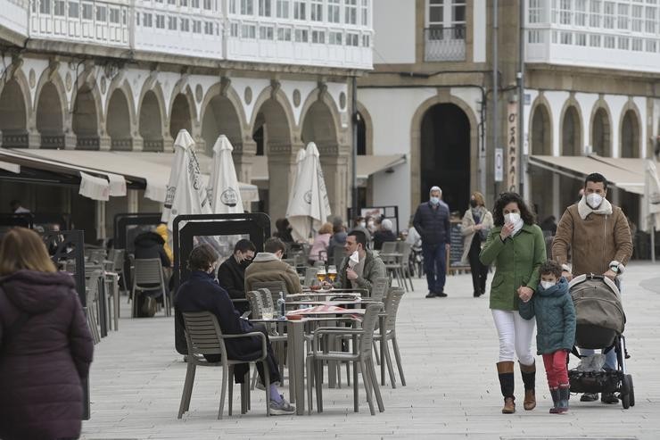 Varias persoas na terraza dun restaurante, na Coruña, Galicia (España), a 19 de marzo de 2021. A Coruña atópase no nivel medio de restricións, no que a hostalaría pechará ás 21 horas como en toda a comunidade, pero o aforamento no. M. Dylan - Europa Press