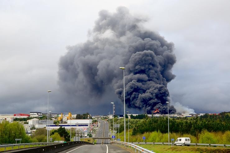 Lugo. Incendio en varias naves do Poligono Industrial de Ou CEAO.. CARLOS CASTRO/EUROPA PRESS