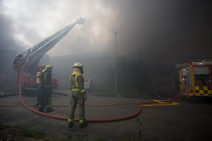 Bombeiros traballan na extinción dun incendio no Polígono Industrial Ceao, a 11 de abril de 2021, en Lugo, Galicia (España). O voraz incendio iniciado na mañá deste domingo no Polígono de Ou Ceao, en Lugo, quedou controlado pasado o m. Carlos Castro - Europa Press