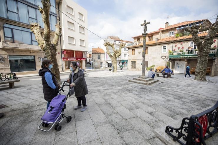 Dúas mulleres conversan nunha praza do Grove, o día en que entra en vigor o peche perimetral do municipio, a 8 de abril de 2021, no Grove, Pontevedra, Galicia, (España).. Beatriz Ciscar - Europa Press 