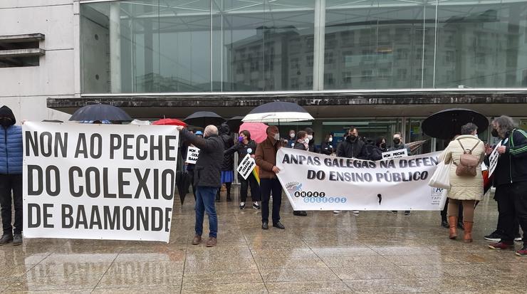 Proteta de pais en Lugo contra o peche do colexio de Baamonde / Europa Press